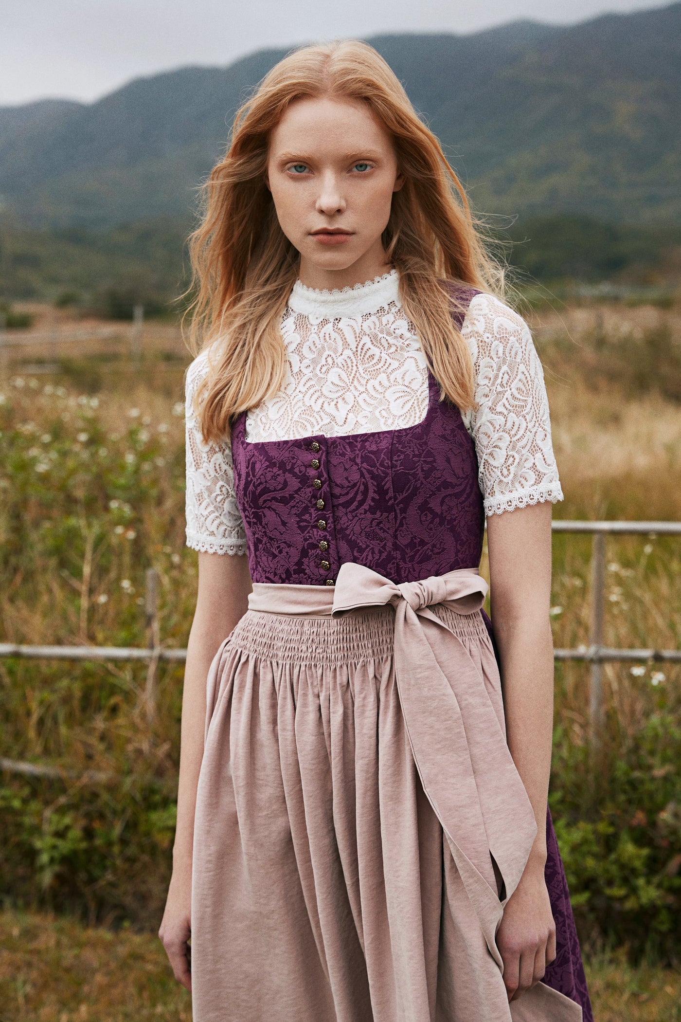 Violetti dirndl – ripaus eleganssia ja romantiikkaa